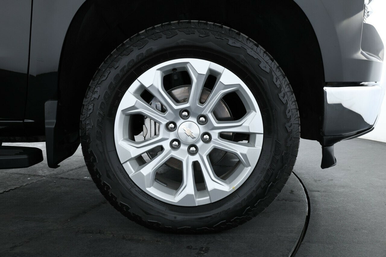 Chevrolet Silverado image 3