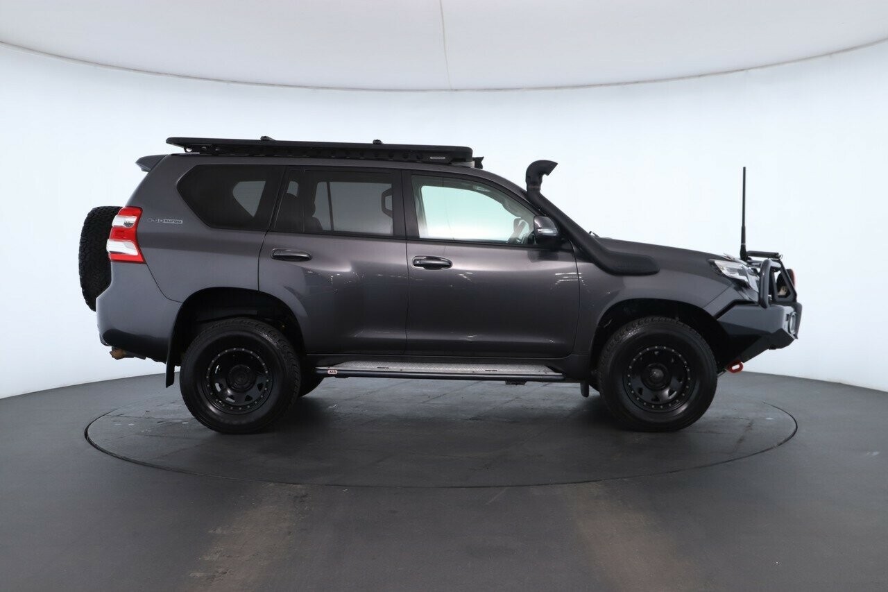 Toyota Landcruiser Prado image 2