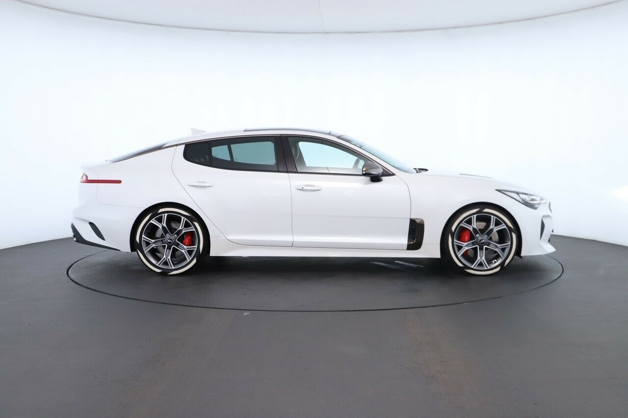 Kia Stinger image 2