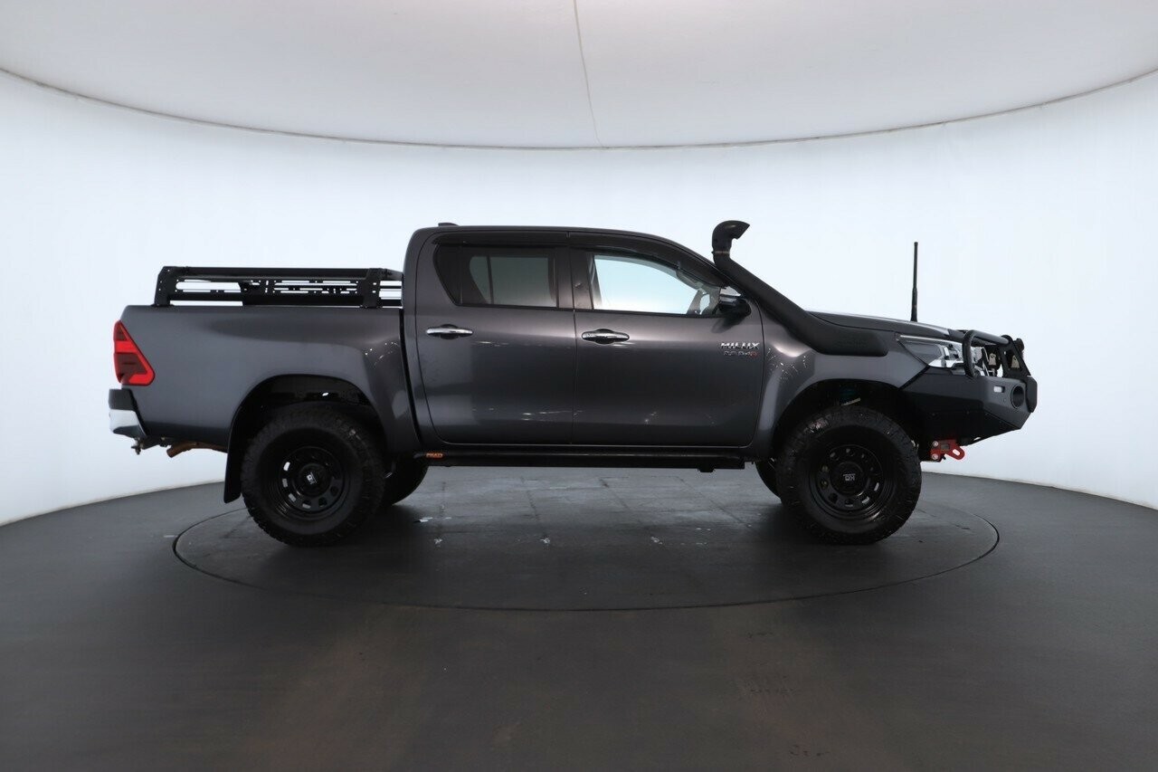 Toyota Hilux image 2