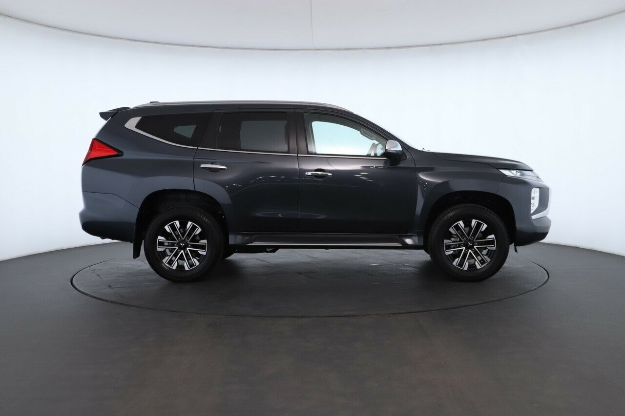 Mitsubishi Pajero Sport image 2