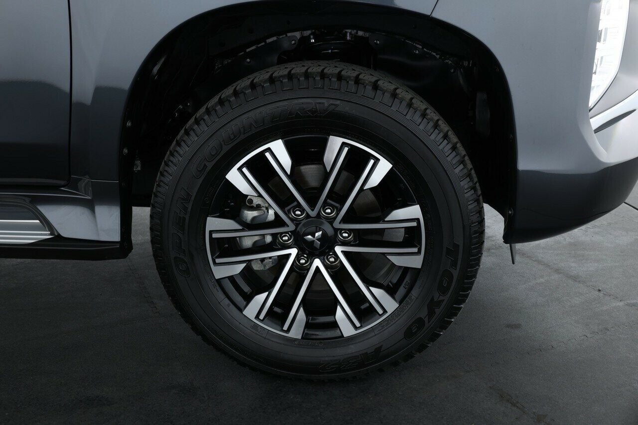 Mitsubishi Pajero Sport image 3