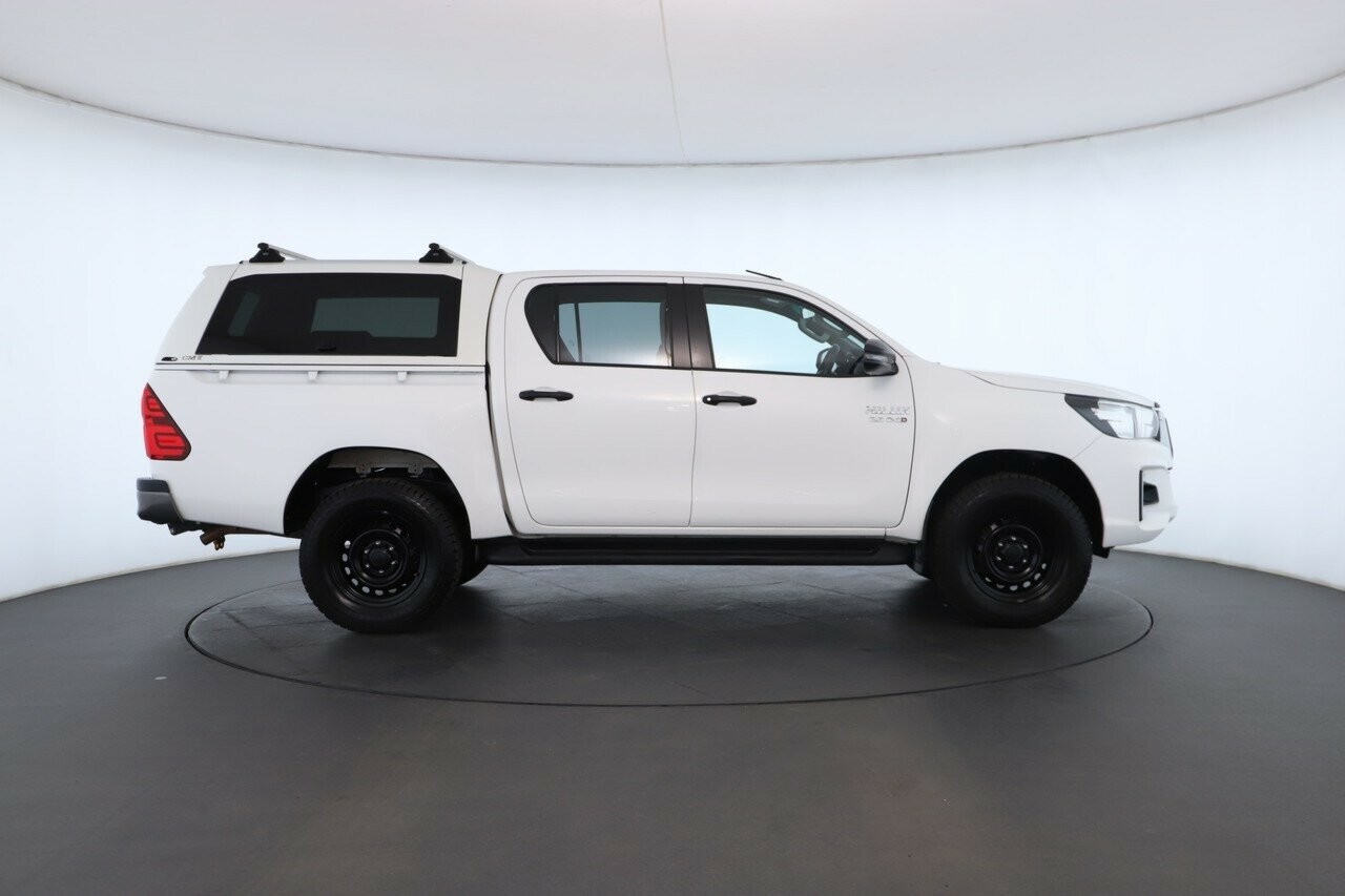 Toyota Hilux image 2