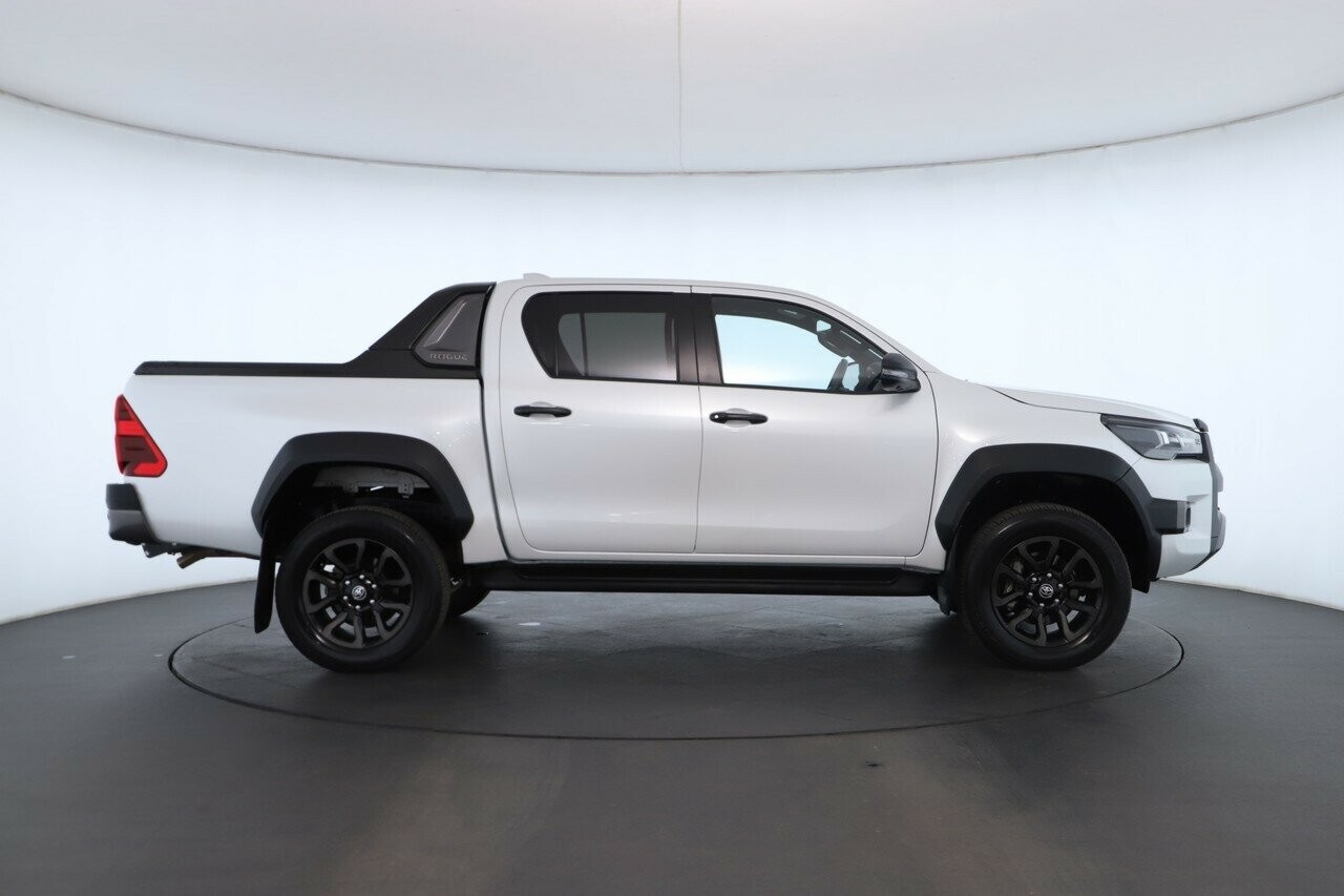 Toyota Hilux image 2