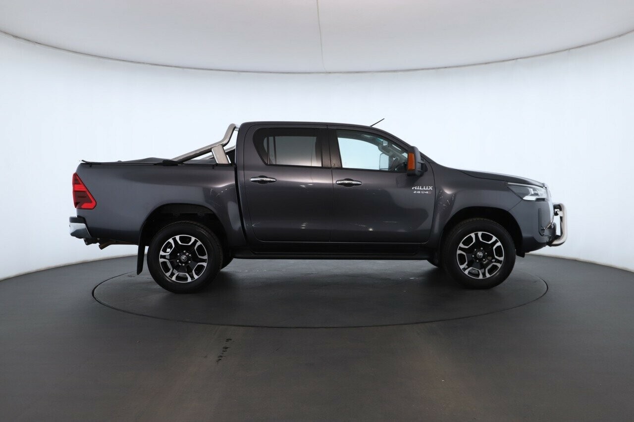 Toyota Hilux image 2