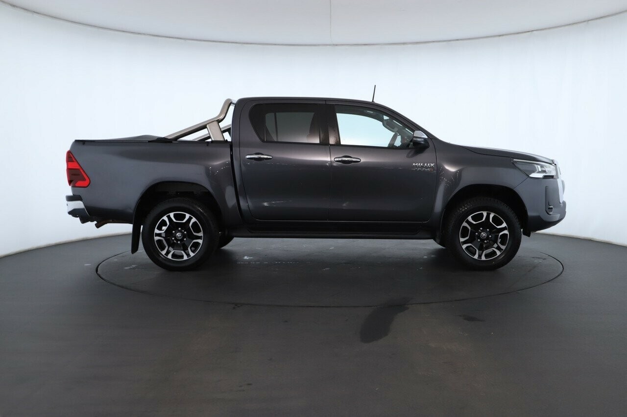 Toyota Hilux image 2