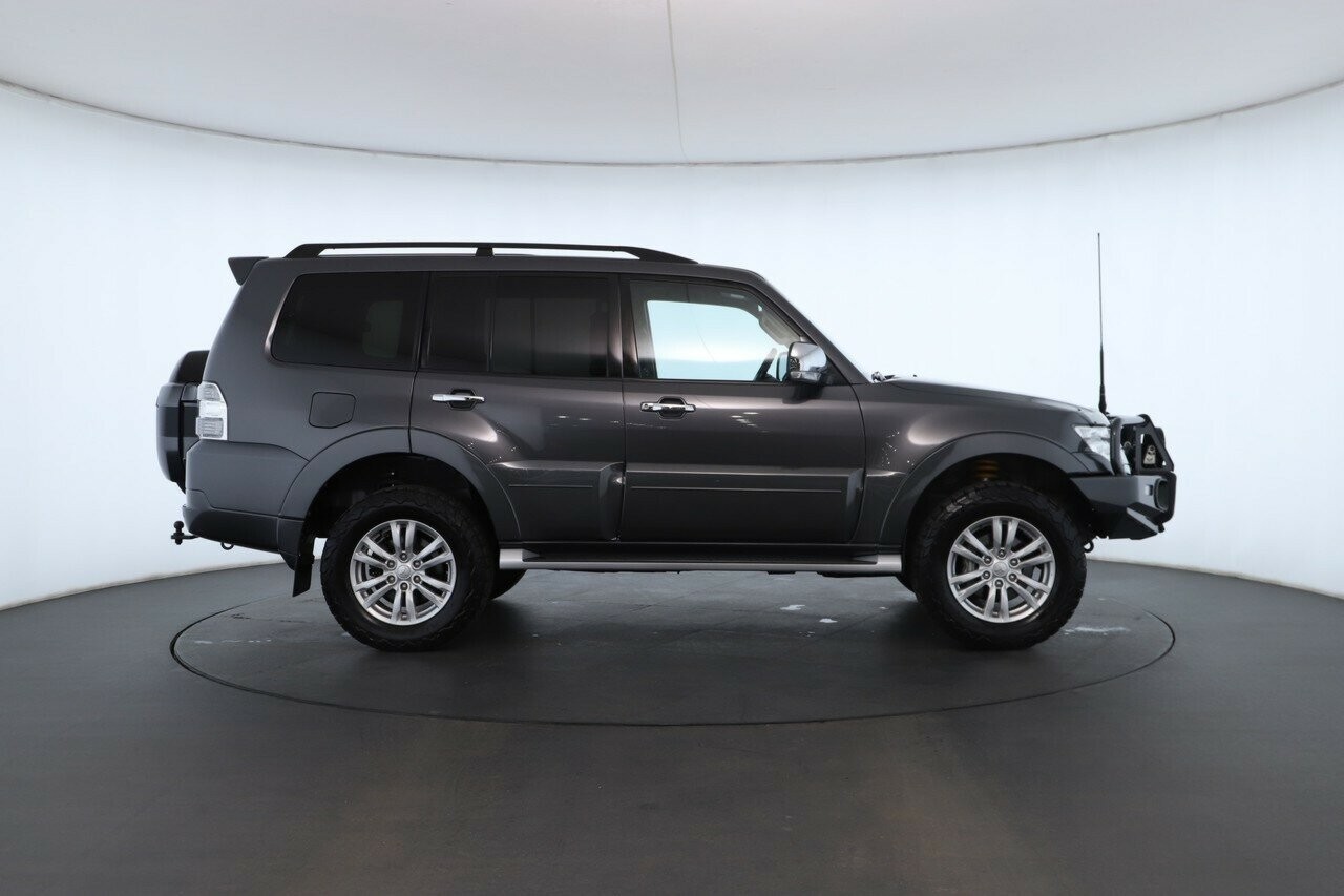 Mitsubishi Pajero image 2