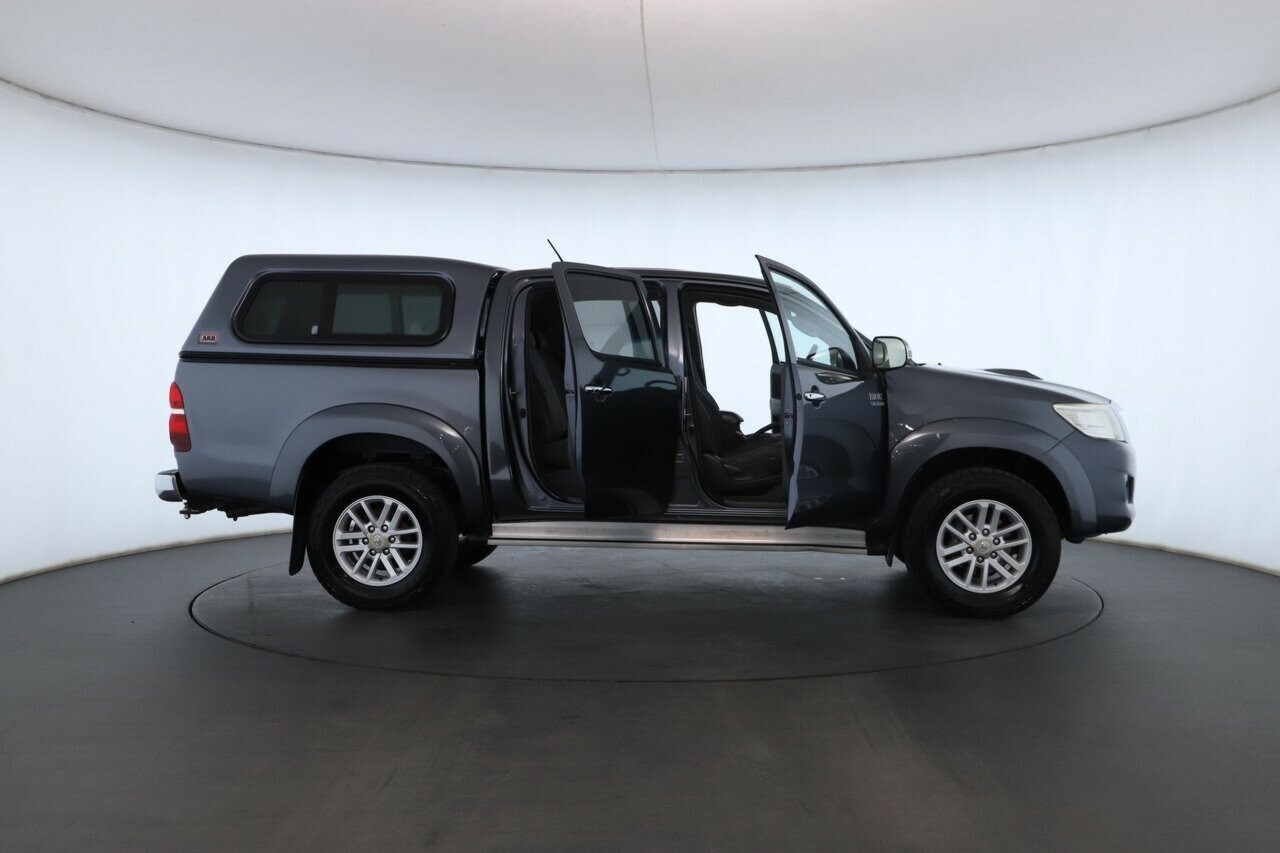 Toyota Hilux image 2