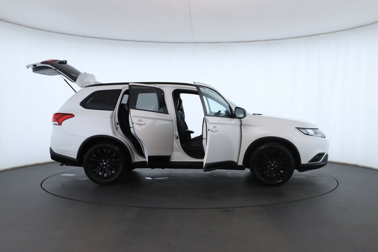 Mitsubishi Outlander image 2