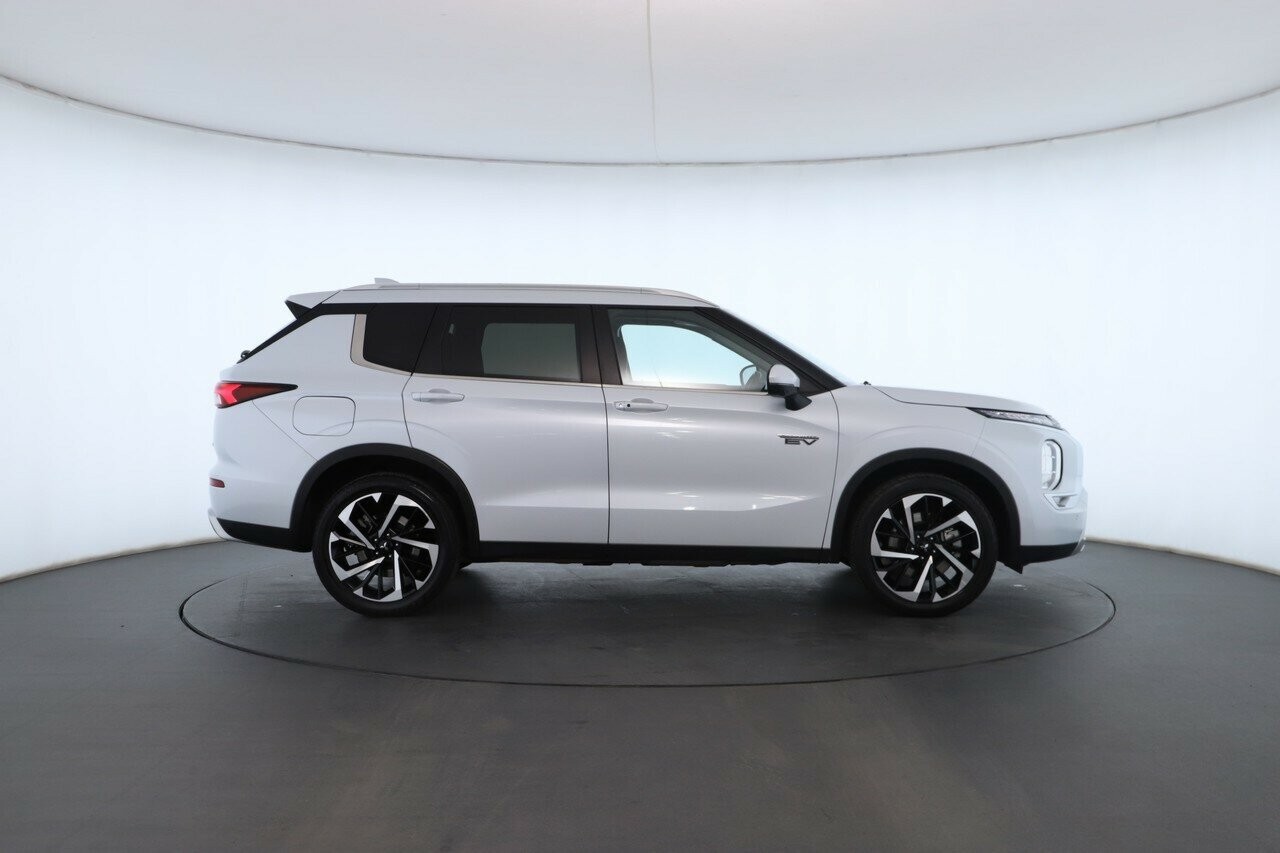 Mitsubishi Outlander image 2