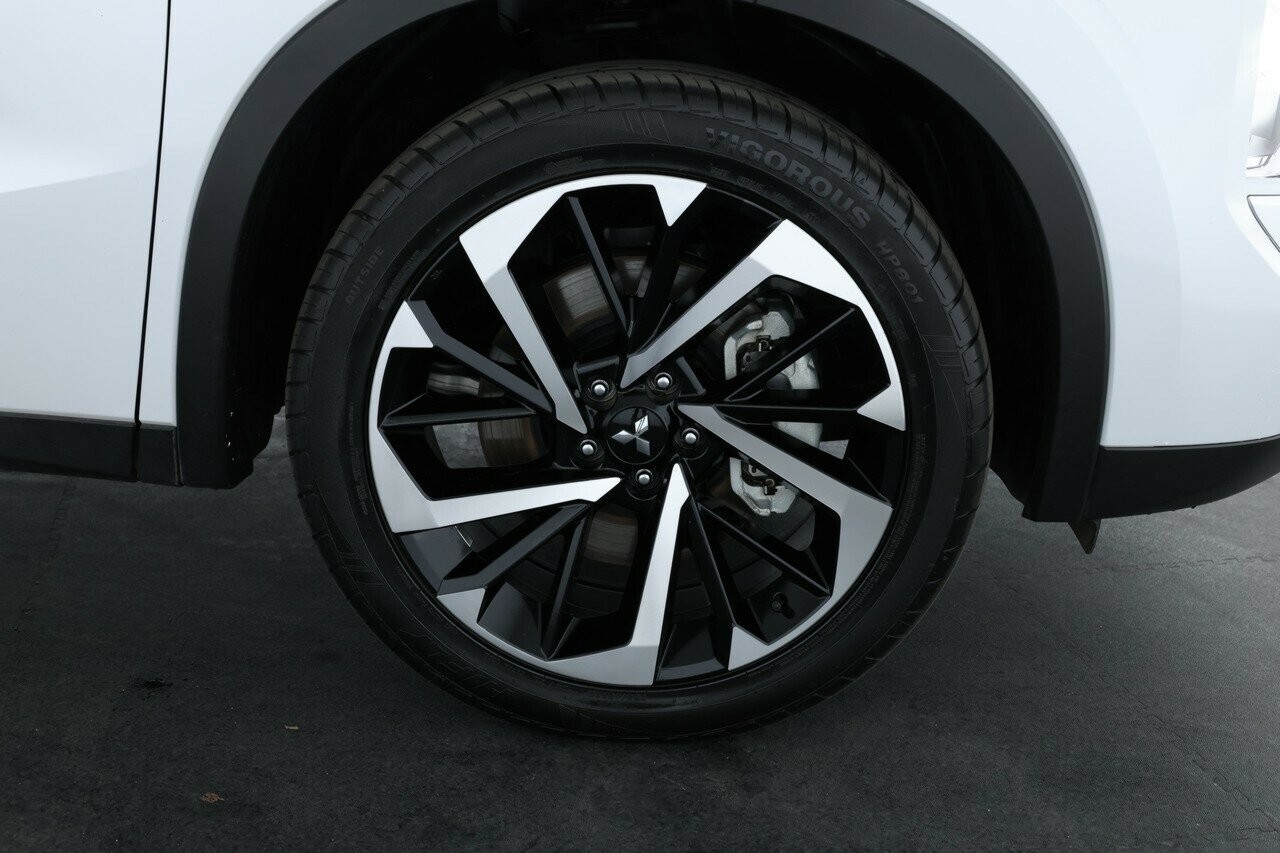 Mitsubishi Outlander image 3