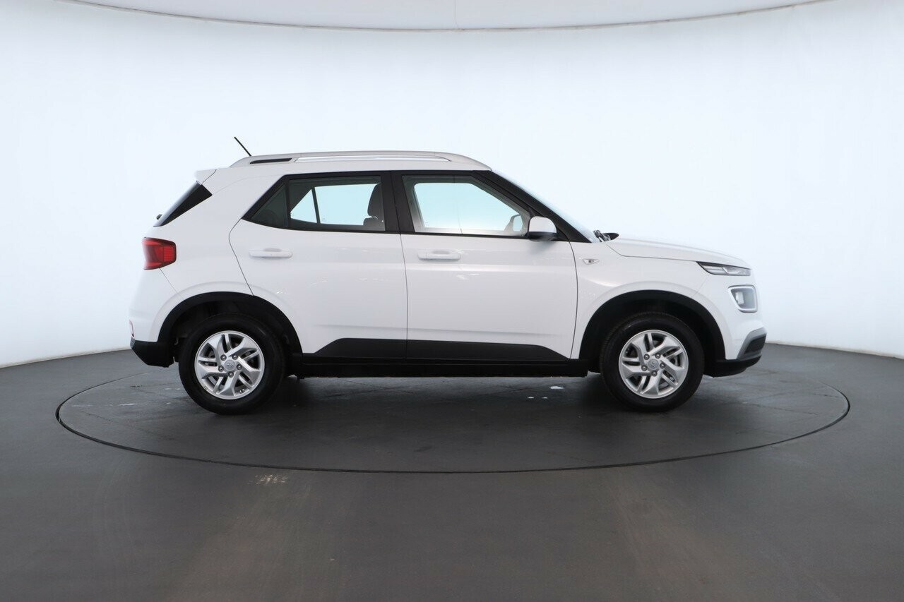 Hyundai Venue image 2