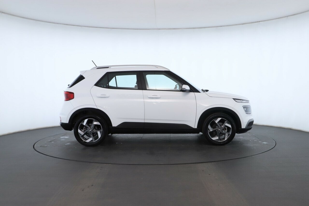 Hyundai Venue image 2