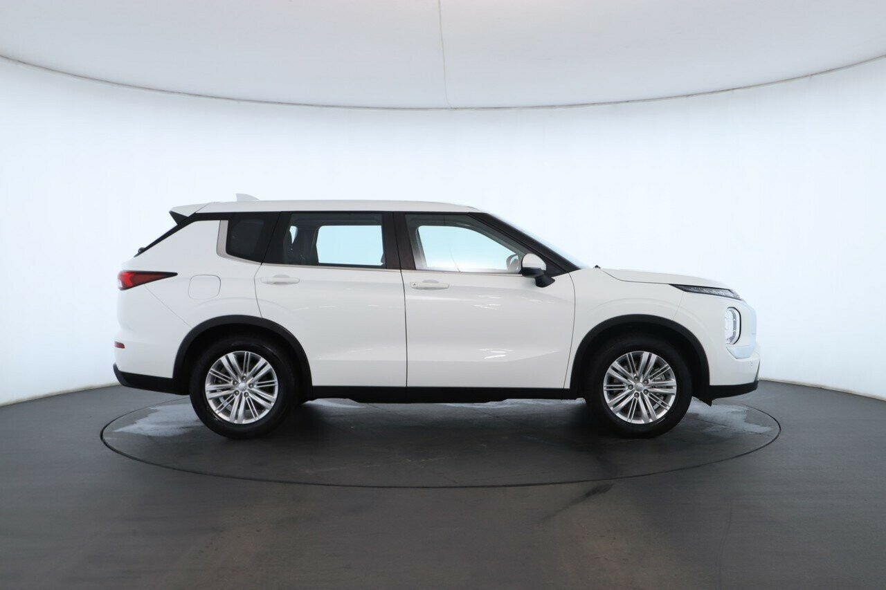 Mitsubishi Outlander image 2