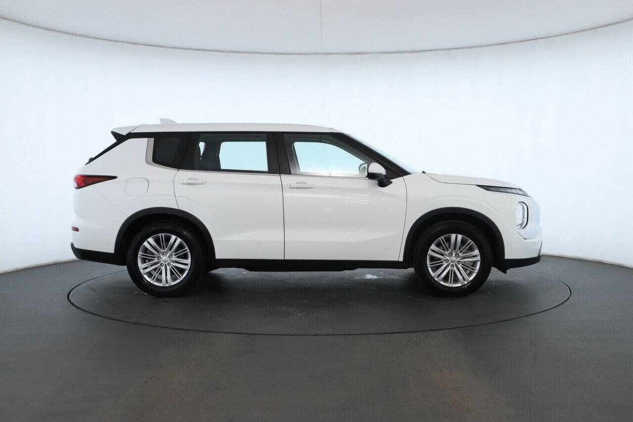 Mitsubishi Outlander image 2