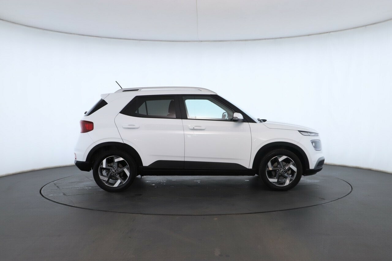 Hyundai Venue image 2