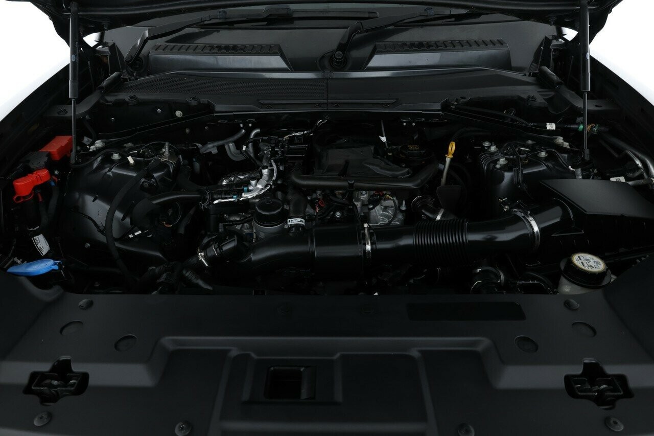 Land Rover Defender image 3