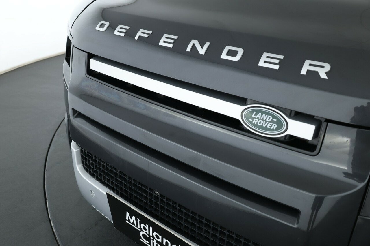 Land Rover Defender image 4