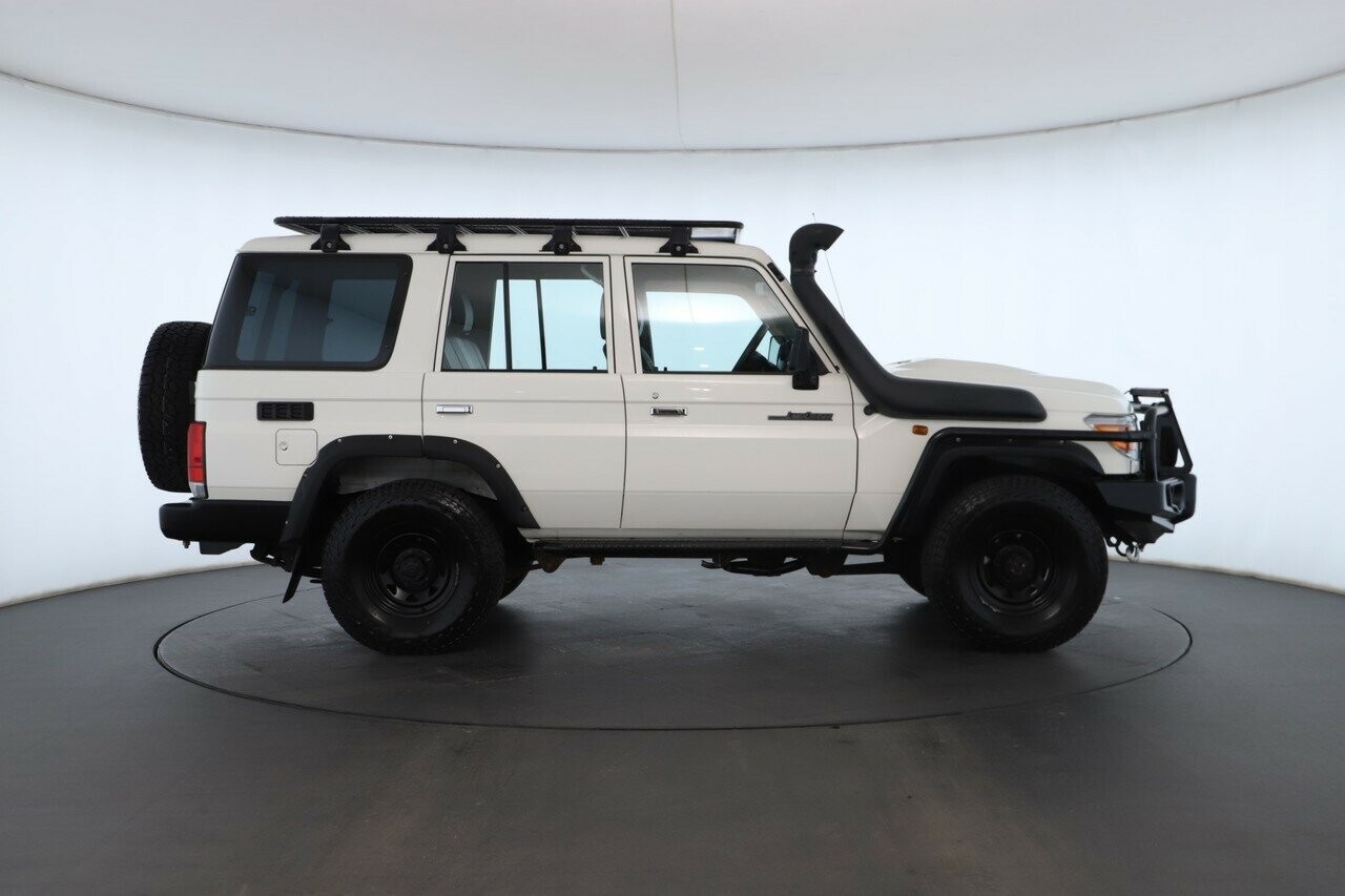 Toyota Landcruiser image 2