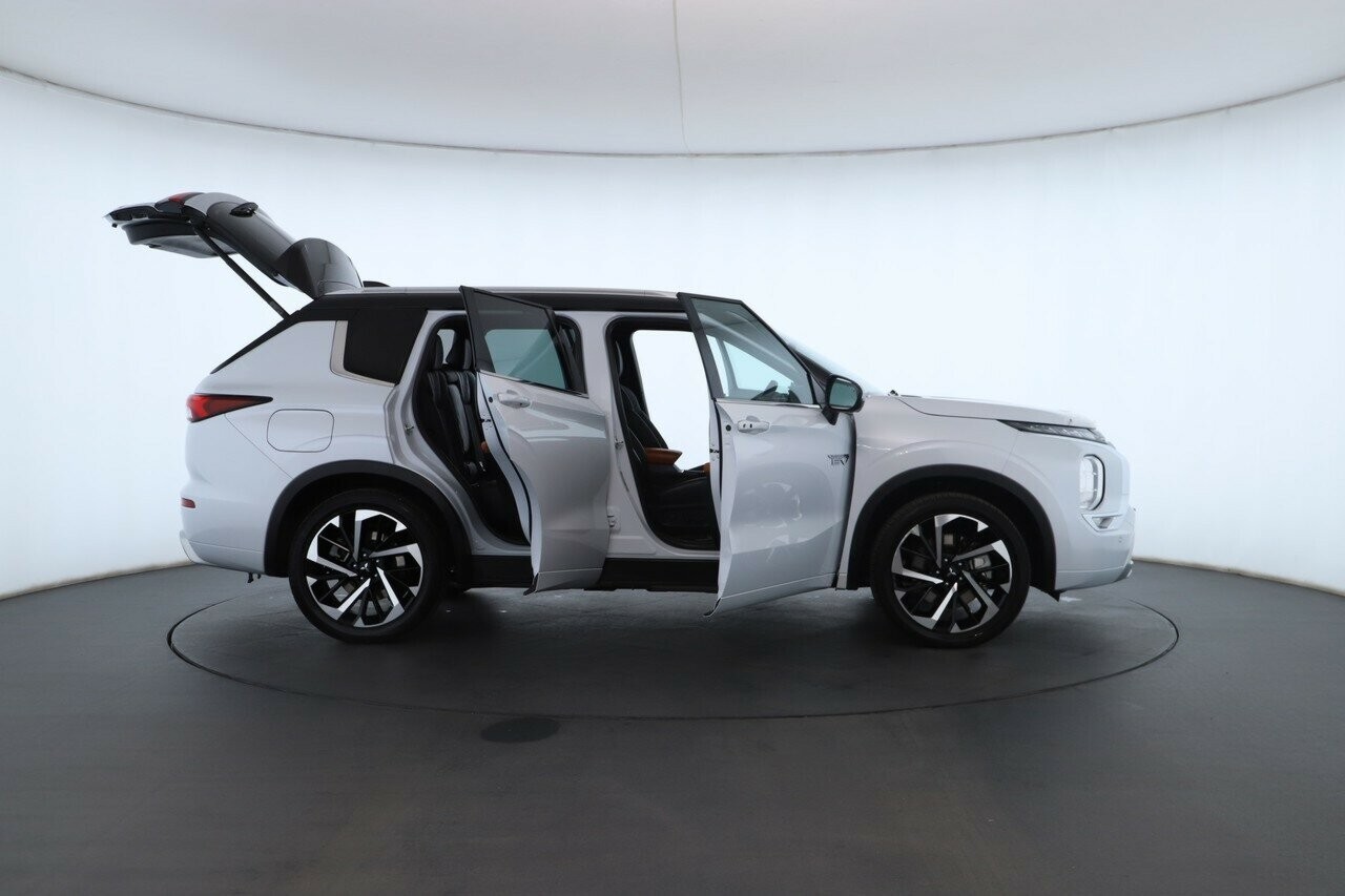 Mitsubishi Outlander image 2