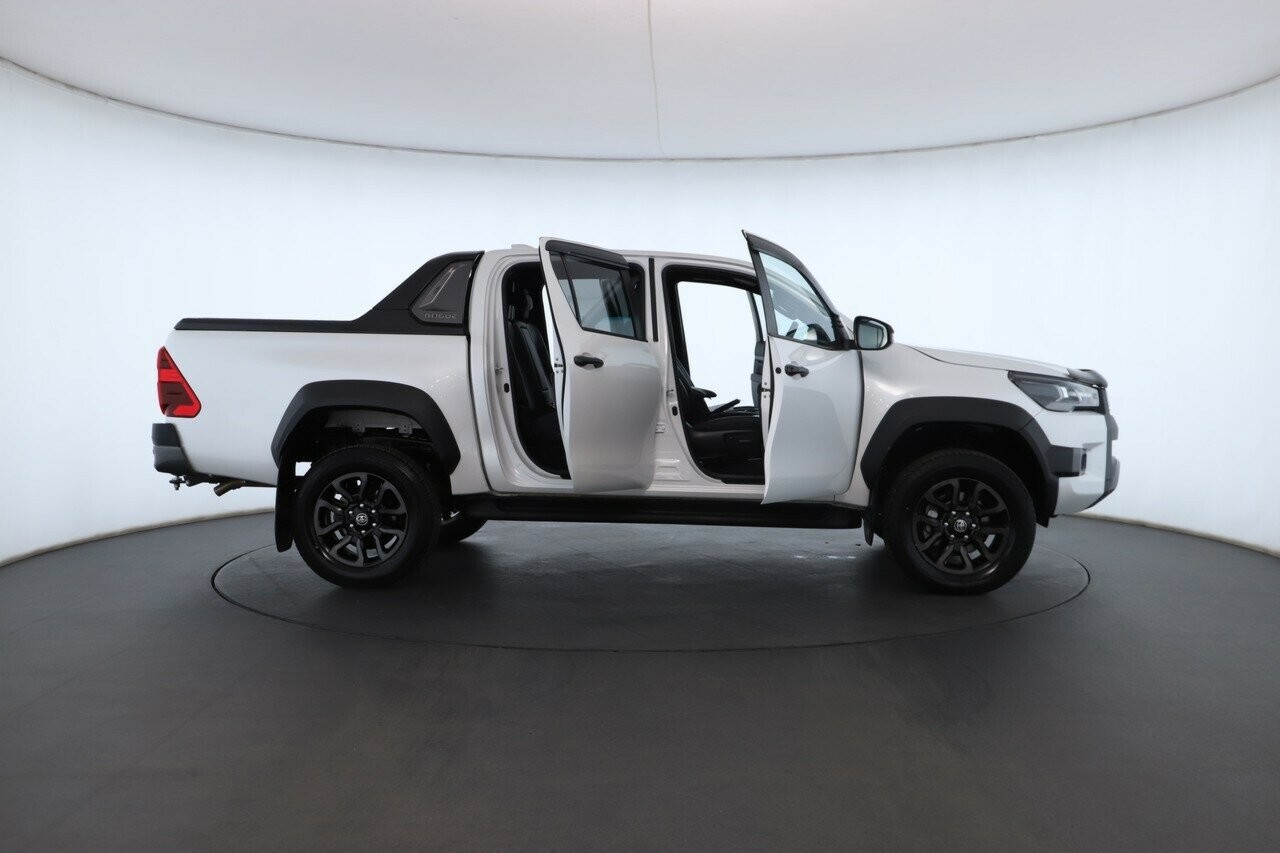 Toyota Hilux image 2