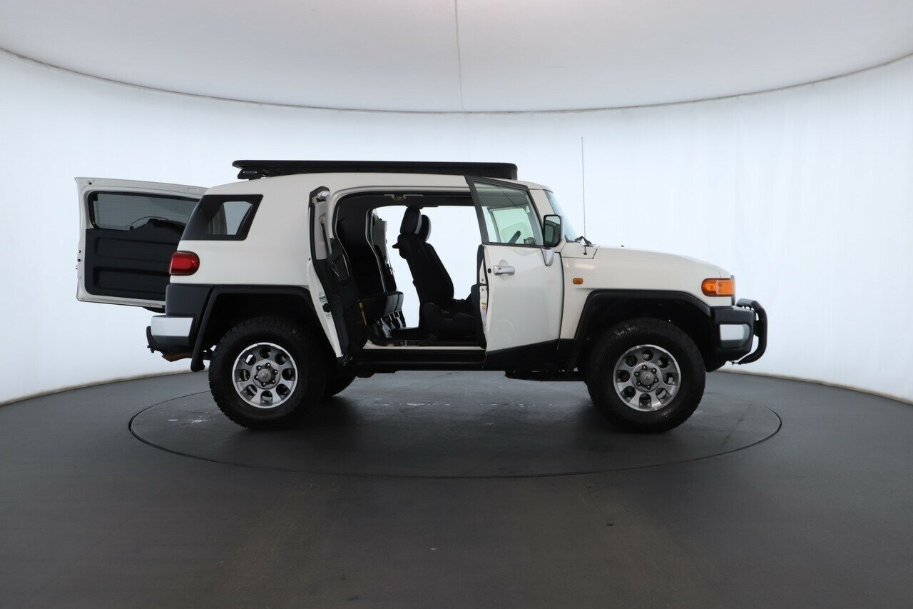 Toyota Fj Cruiser image 2