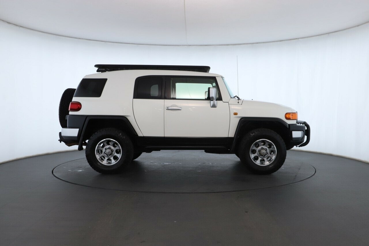 Toyota Fj Cruiser image 3