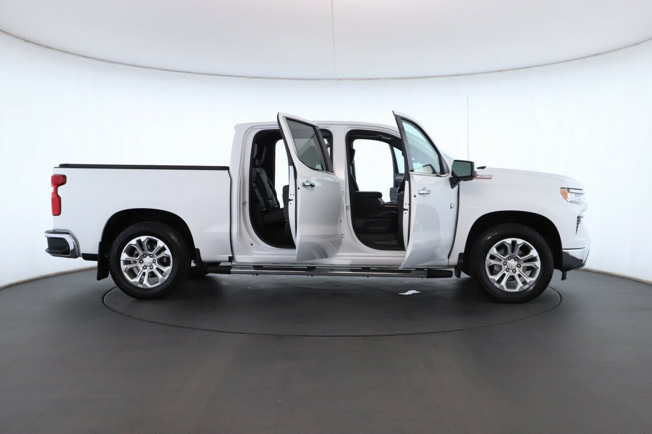 Chevrolet Silverado image 3