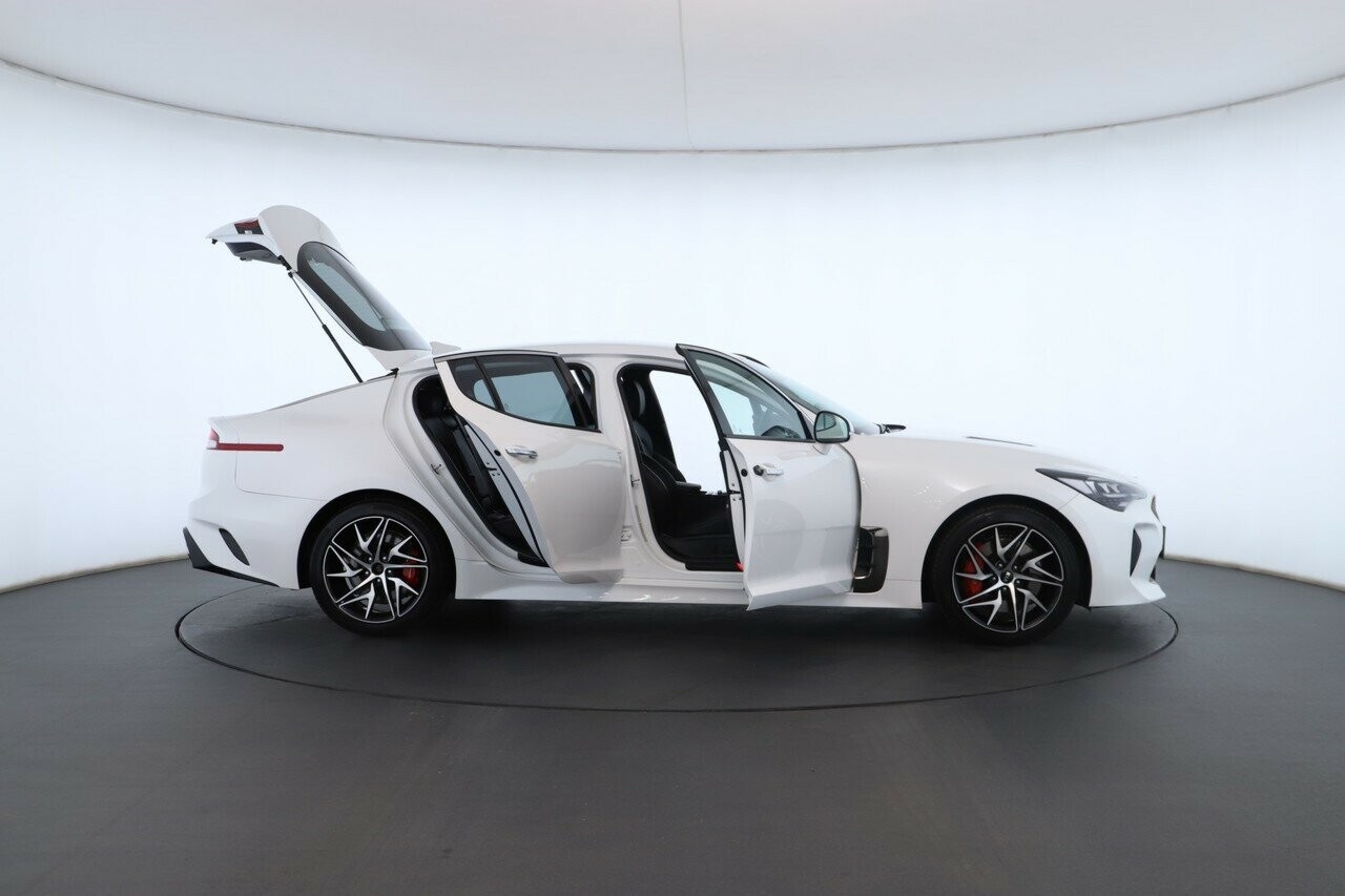 Kia Stinger image 2