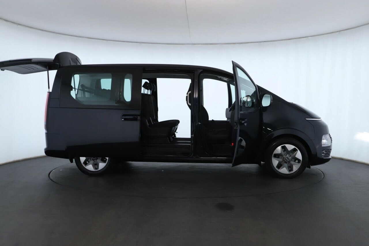 Hyundai Staria image 2