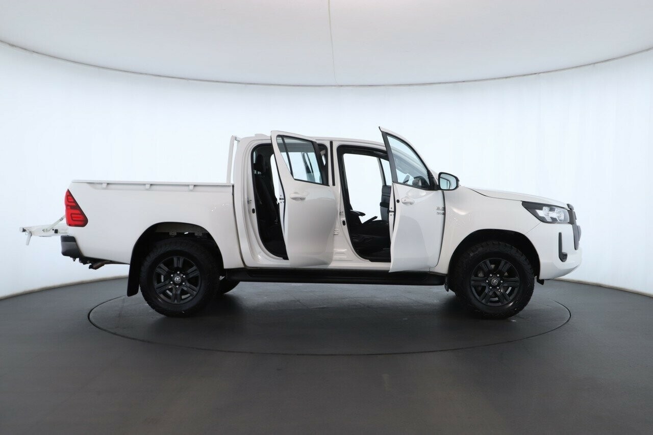 Toyota Hilux image 2