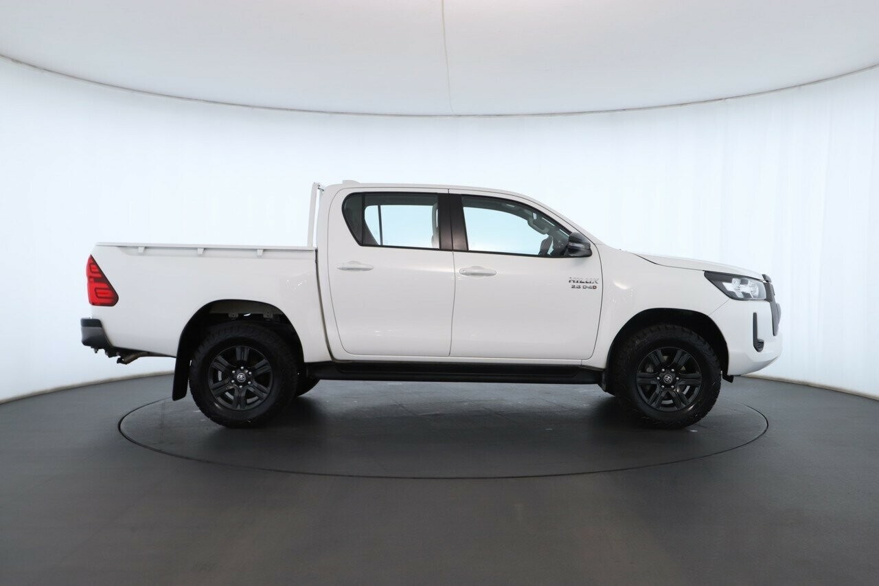 Toyota Hilux image 3