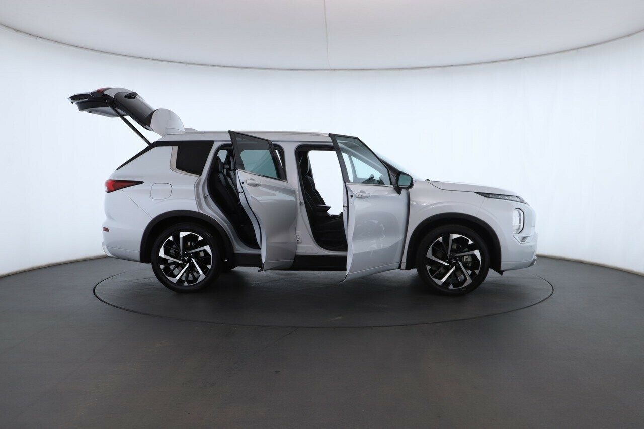 Mitsubishi Outlander image 2