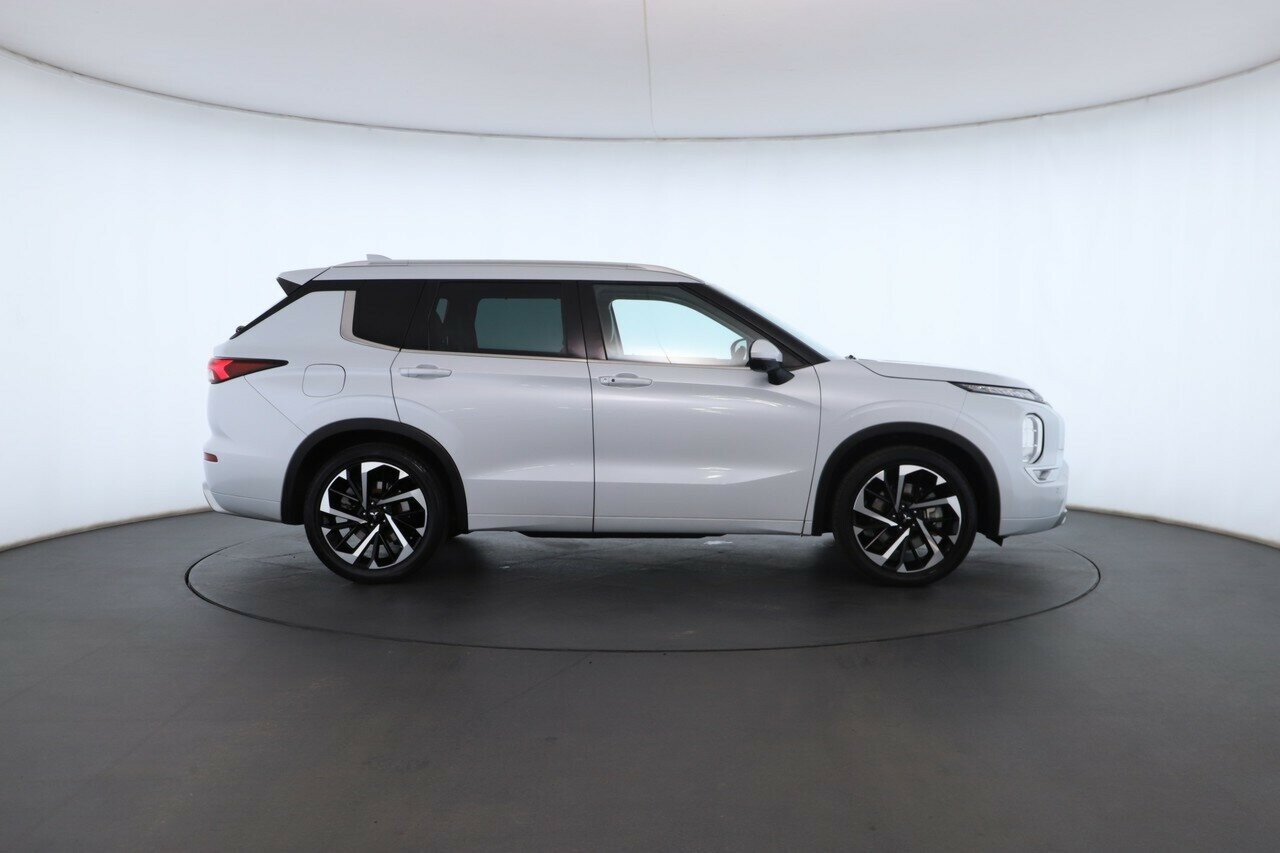 Mitsubishi Outlander image 3