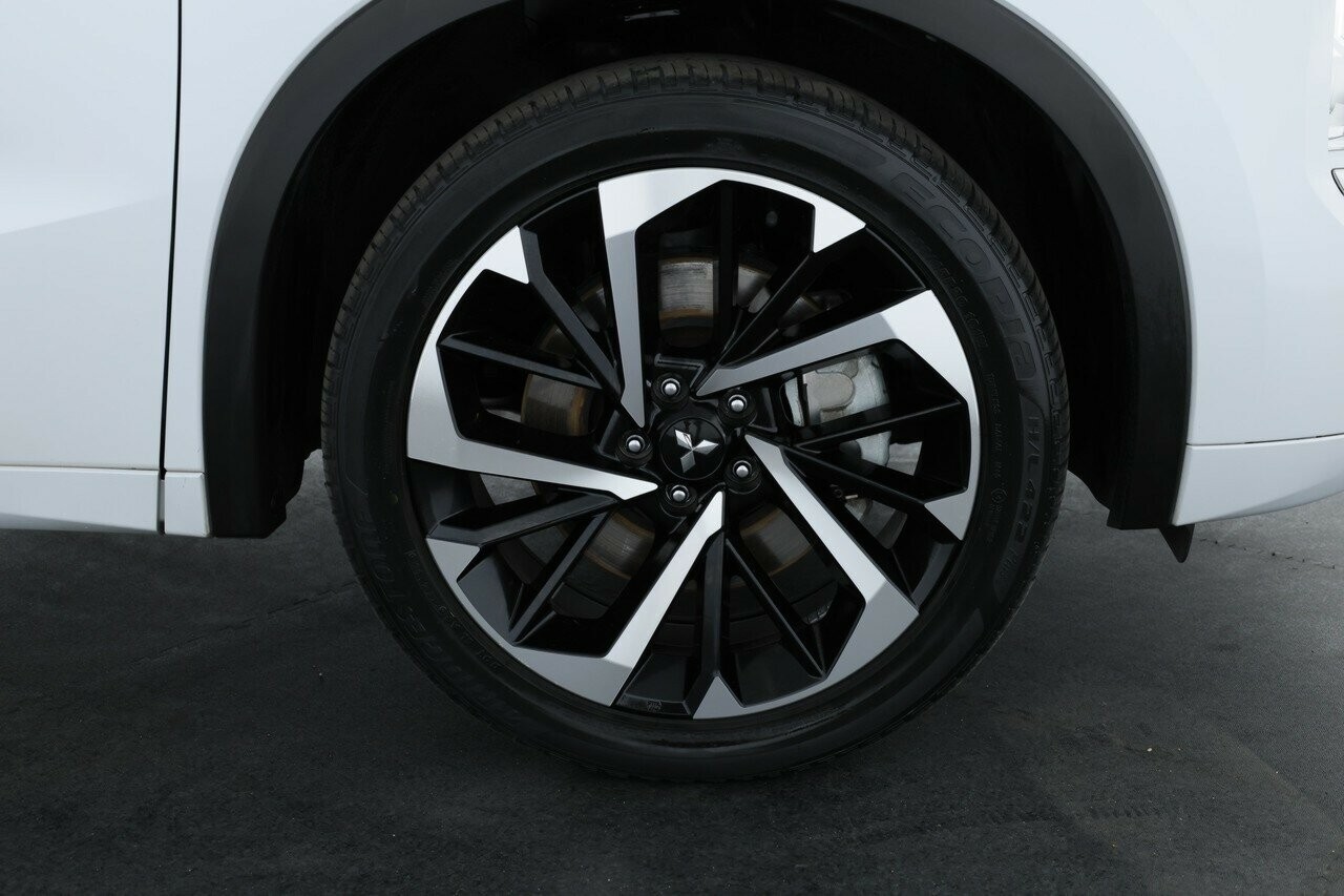 Mitsubishi Outlander image 4