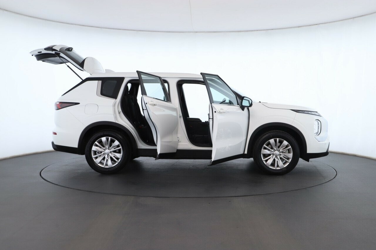 Mitsubishi Outlander image 2