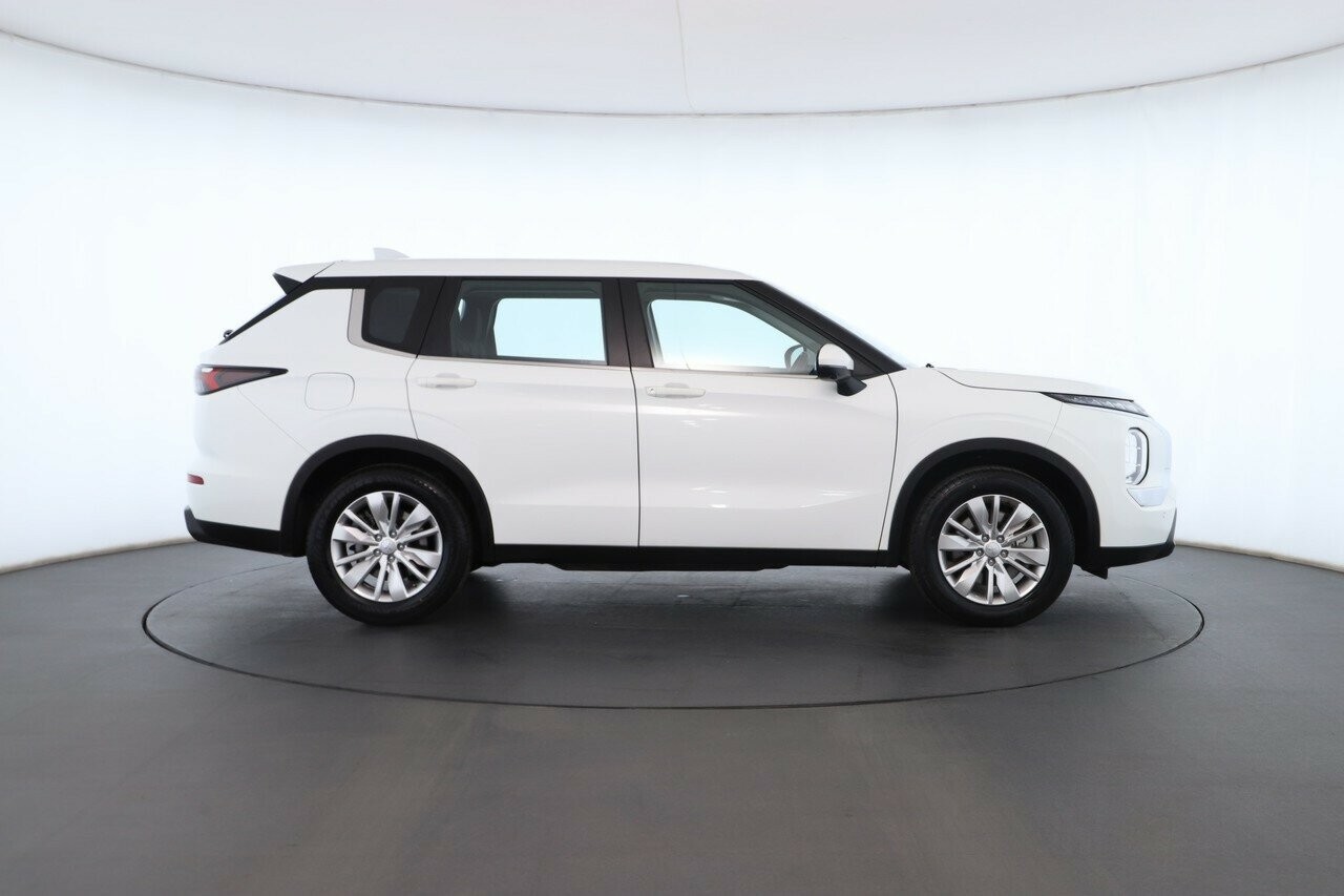 Mitsubishi Outlander image 3