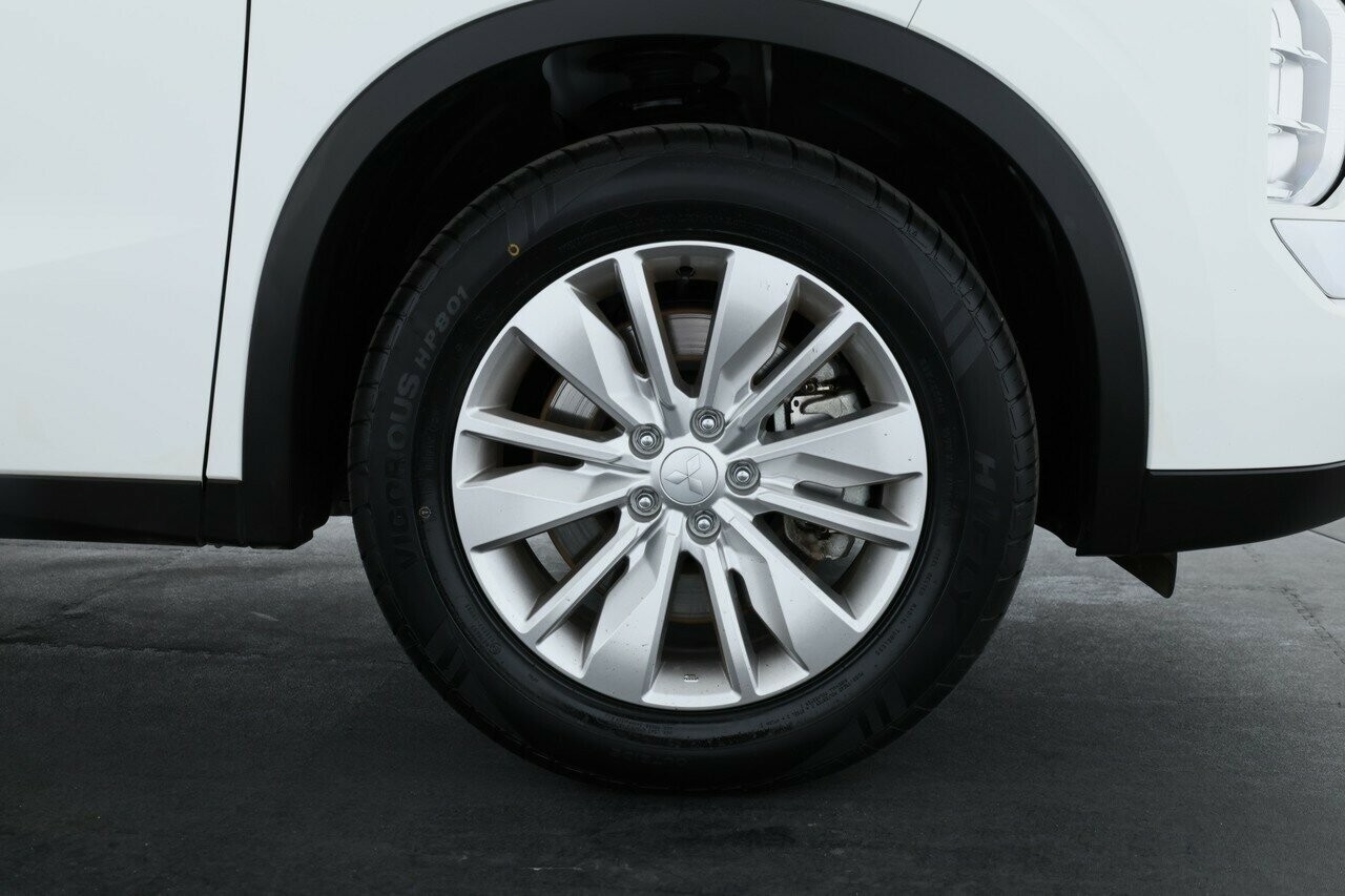 Mitsubishi Outlander image 4