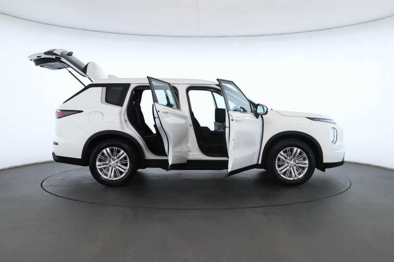 Mitsubishi Outlander image 2