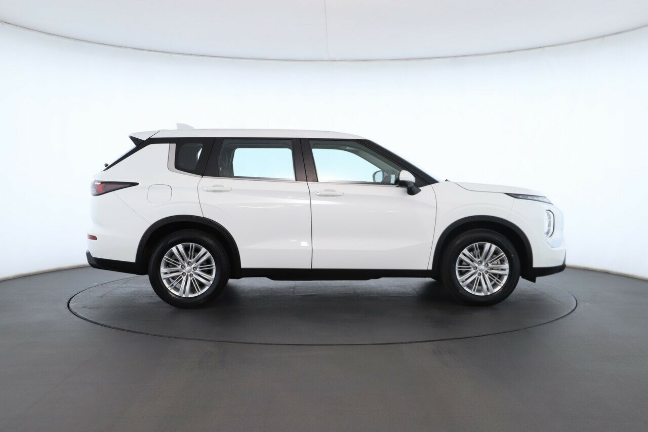Mitsubishi Outlander image 3