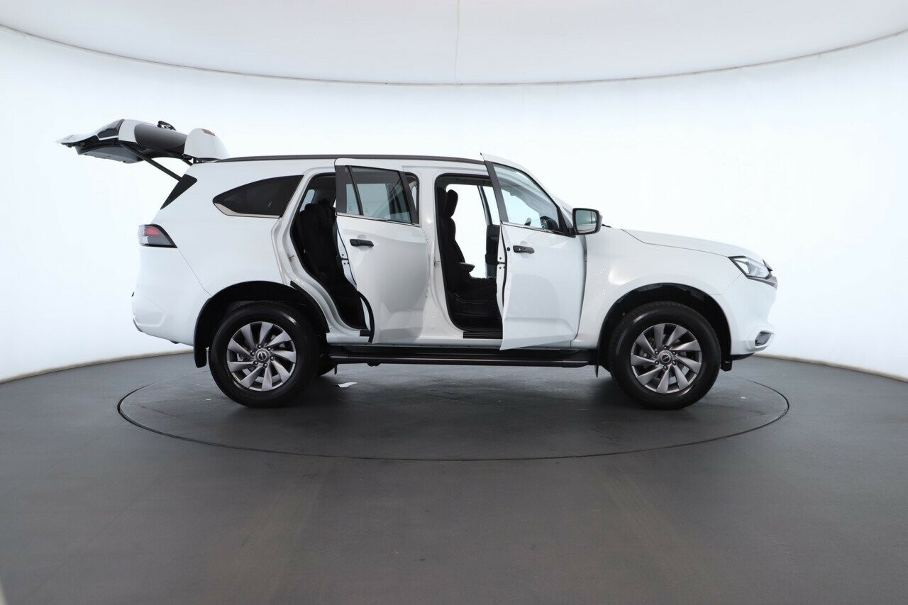 Isuzu Mu-x image 2