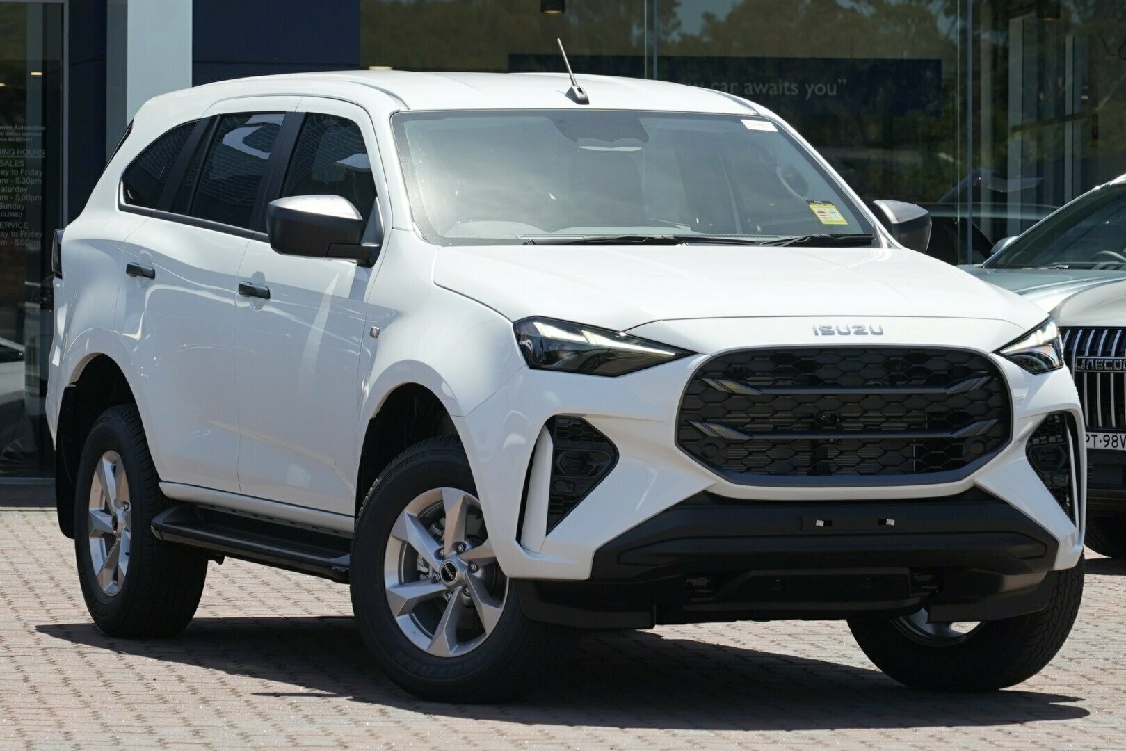 Isuzu Mu-x image 1