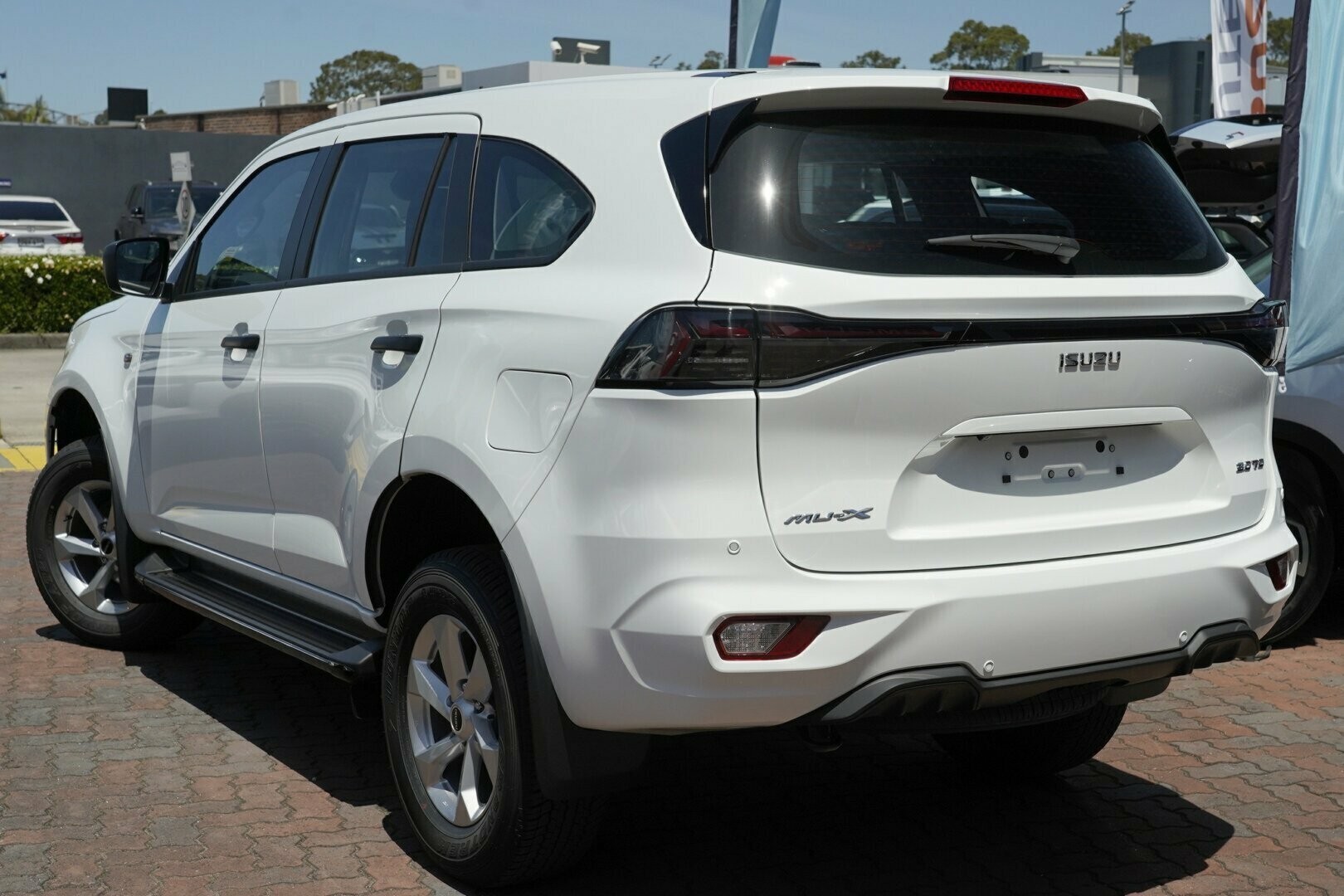 Isuzu Mu-x image 3