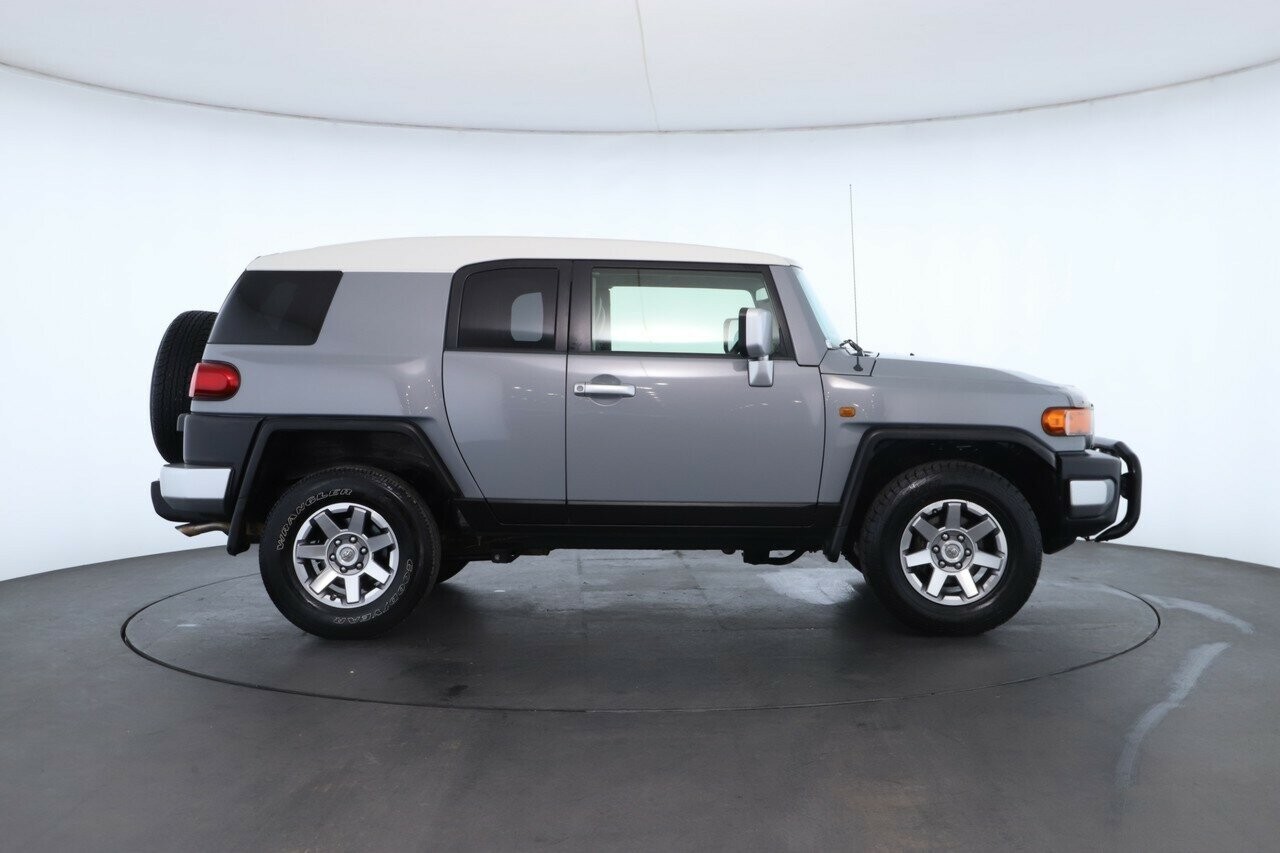 Toyota Fj Cruiser image 2