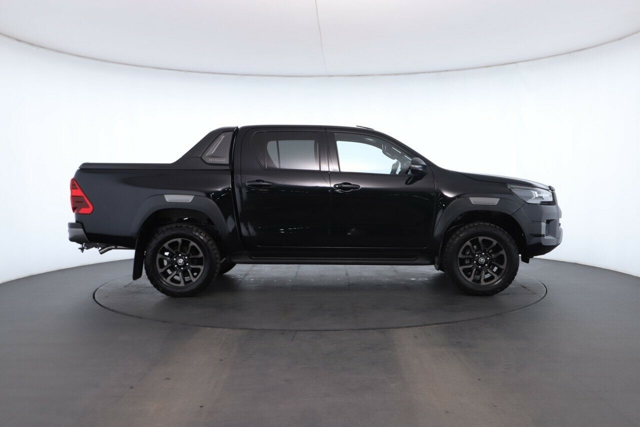 Toyota Hilux image 2