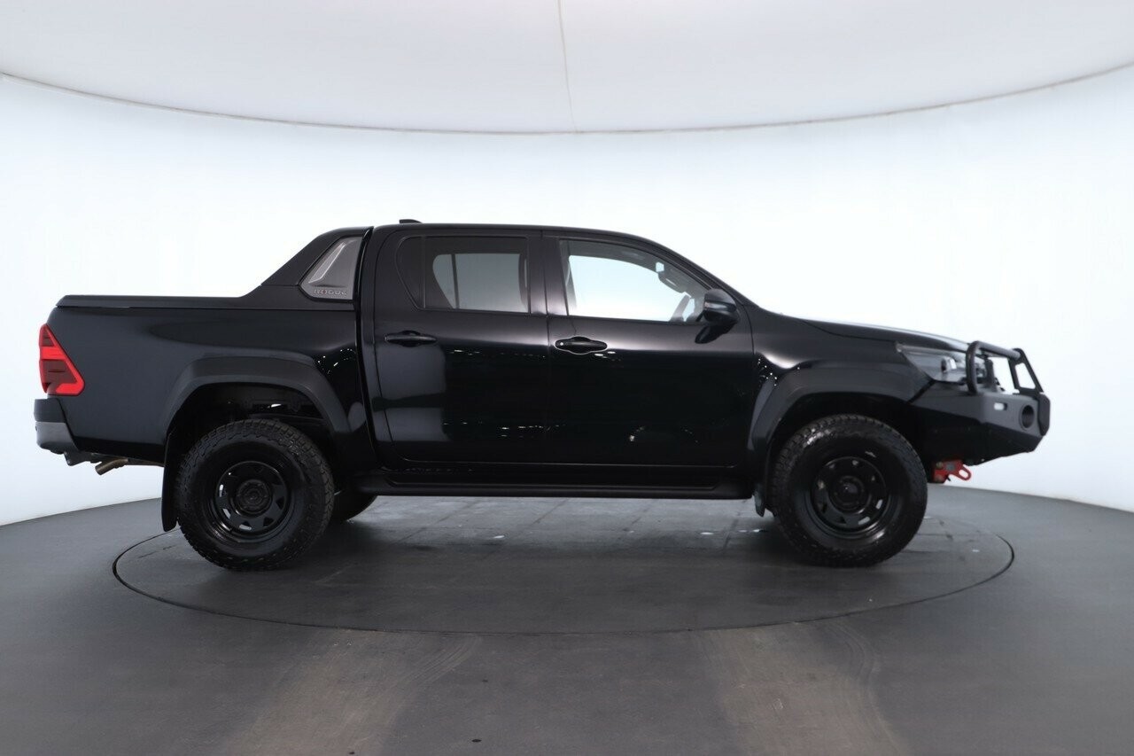 Toyota Hilux image 2