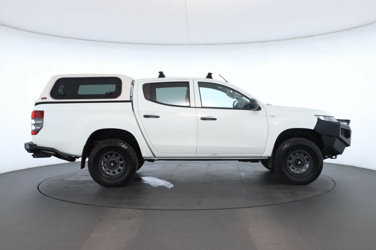 Mitsubishi Triton image 2