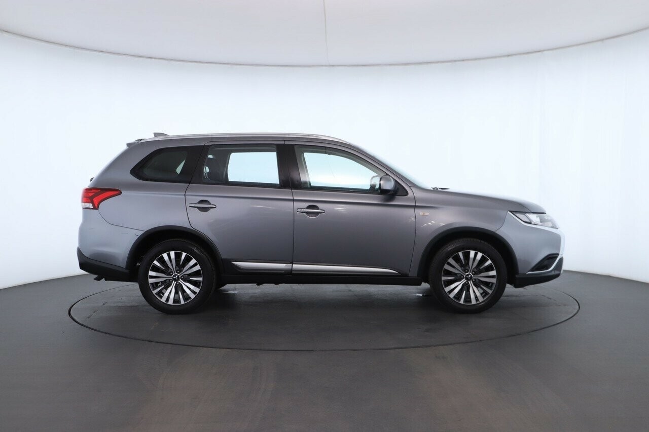 Mitsubishi Outlander image 2