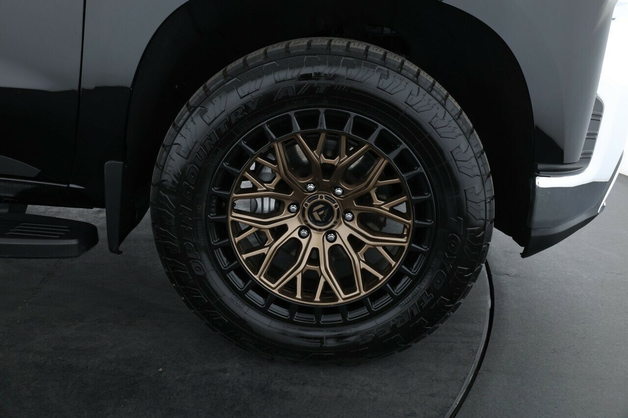 Chevrolet Silverado image 3