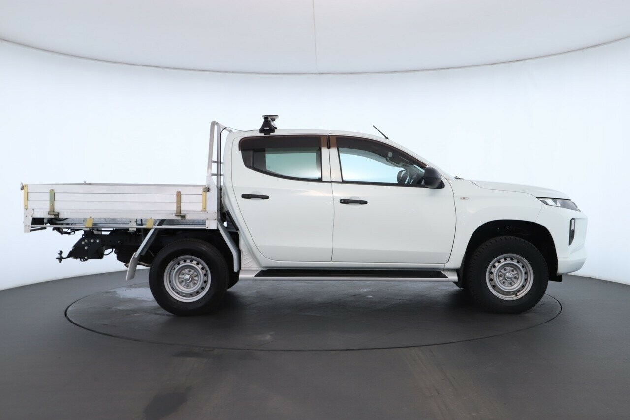 Mitsubishi Triton image 2